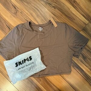 🤎 SKIMS Cropped T-Shirt – Umber 🤎